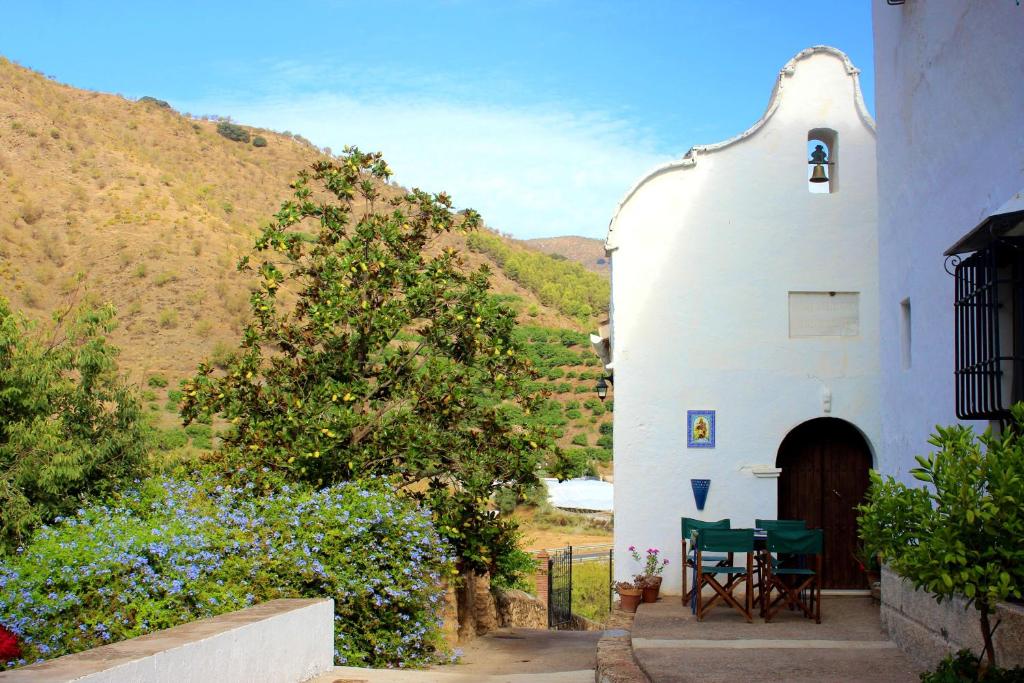 AlbuñolLa Casita Azul - Casa típica andaluza的白色的小建筑,配有桌子和椅子