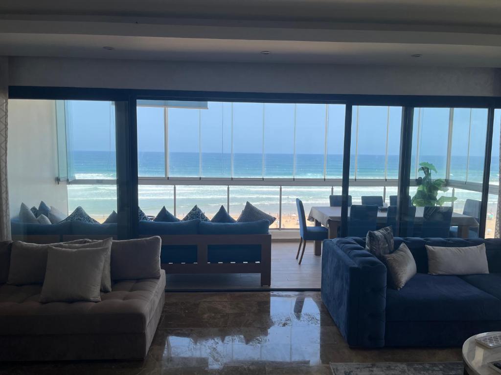 塞拉Appartement de luxe, front de mer Plage des nations的海景客厅