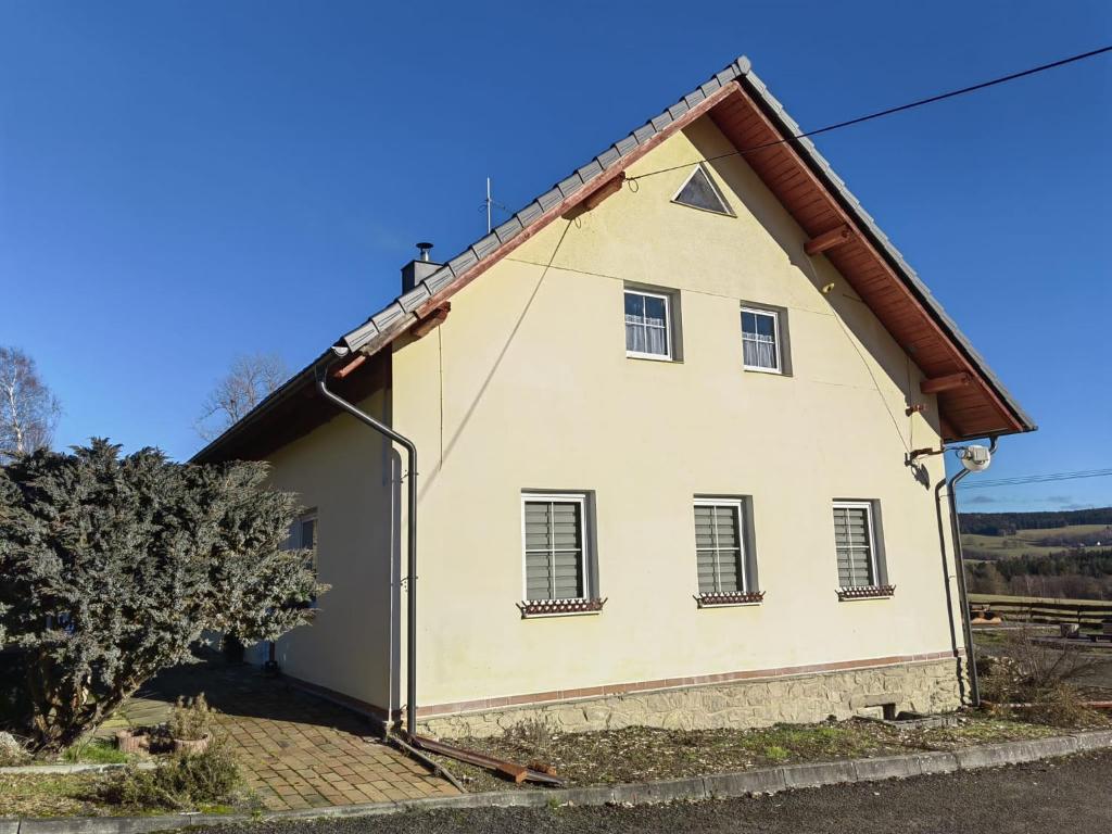 ČachrovChata Jesenka的白色房子,有棕色的屋顶