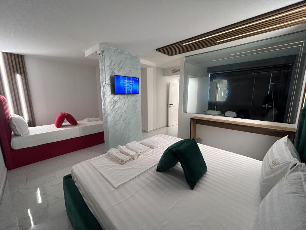 斯特鲁加Comfort Hotel的卧室配有一张白色大床和电视。