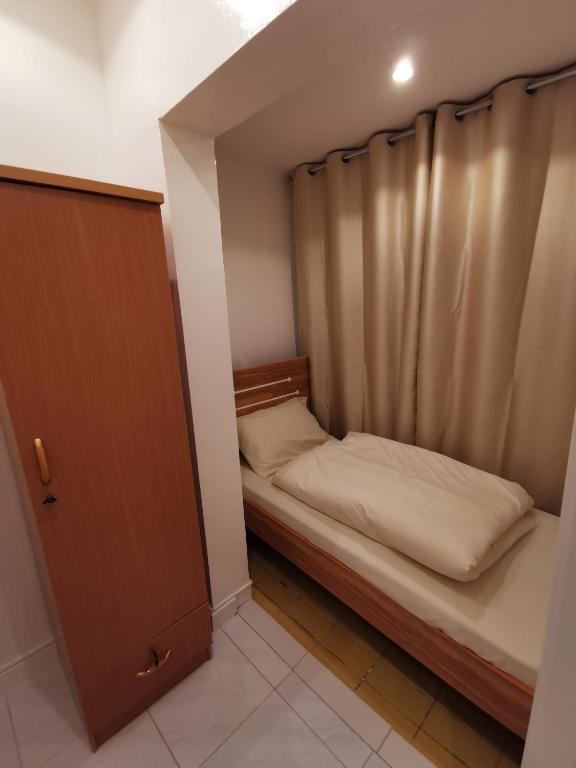 迪拜Cloud9 Premium Hostel的小房间,配有床和窗帘