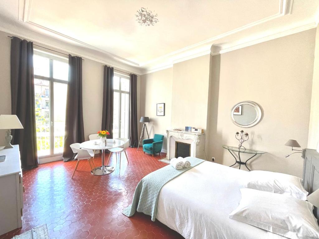 马赛Maison Dormoy的卧室配有一张白色的大床和一张桌子