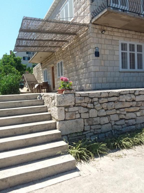 鲁巴达Kiwi Nest的石头房子,设有通往门廊的楼梯