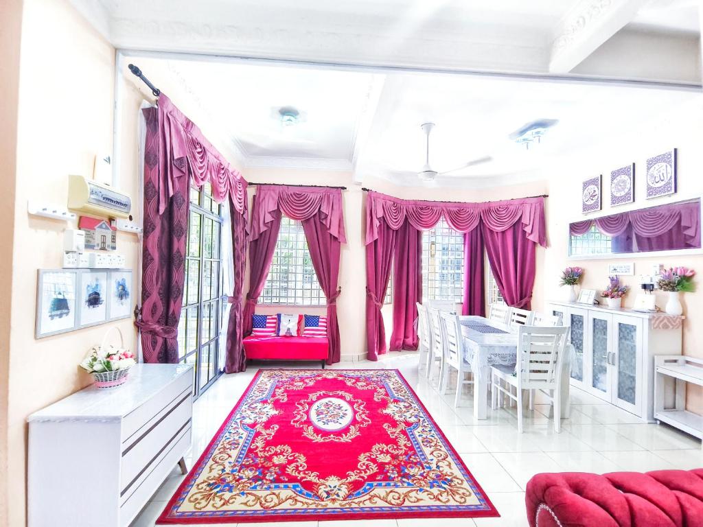 瓜拉丁加奴Ujana Damai - Cosy 5 bedrooms near UMT UNISZA的客厅配有粉红色的窗帘和红色地毯