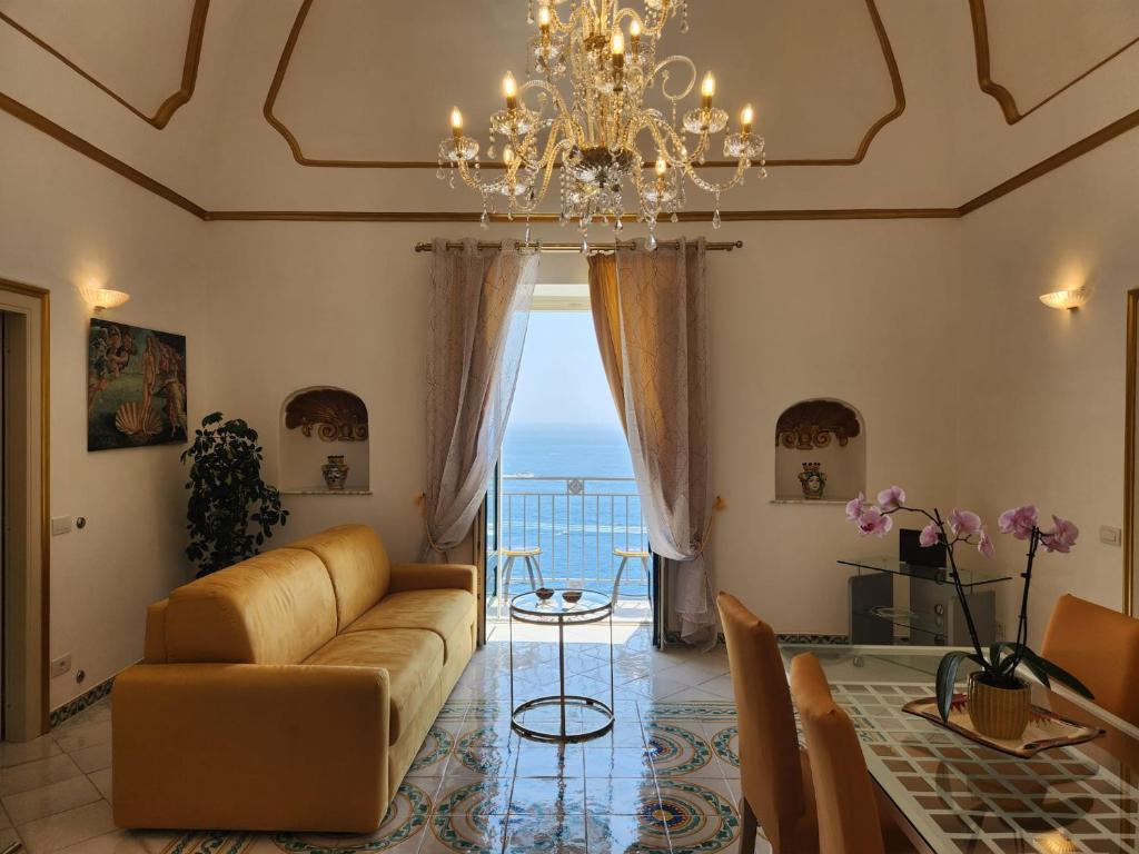普莱伊亚诺Palazzo Rocco - Golden Suite - Praiano - Amalfi Coast的带沙发和吊灯的客厅