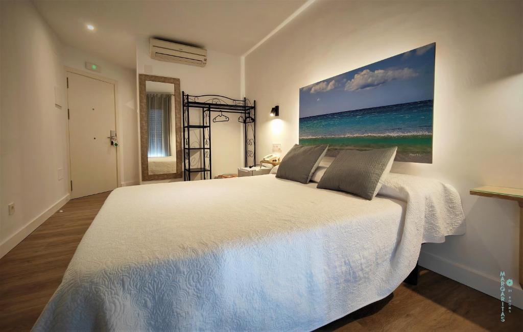 塔里法Margaritas 21 Rooms的一间卧室配有一张壁画床