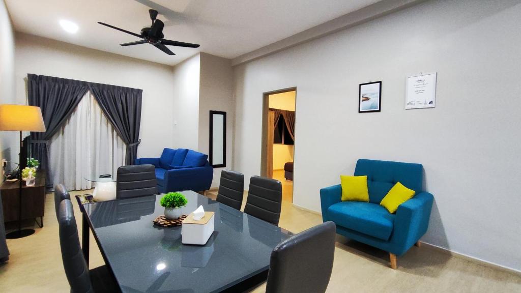 金马仑高原A ONE Holiday Apartment-Quintet的客厅配有餐桌和蓝色椅子