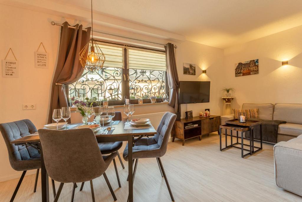 格罗尔斯泰因Ferienwohnung Airone Nero的客厅设有餐桌和沙发