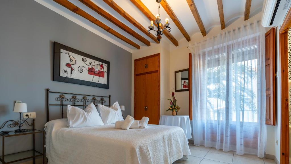 比拉法梅斯厄尔鲁洛酒店的一间卧室配有一张带白色床单的床和一扇窗户。