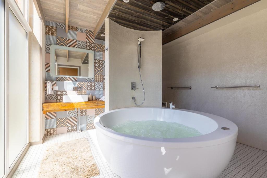 派尔努Cube house的浴室设有白色浴缸及镜子