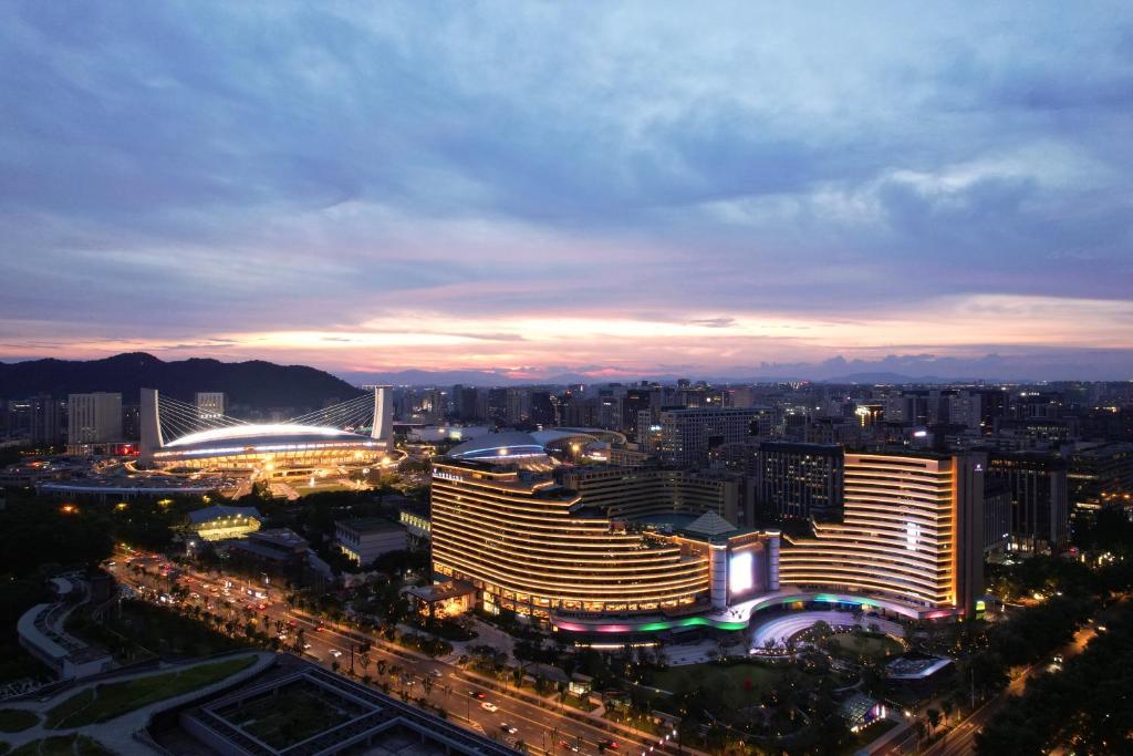 杭州浙江世贸君澜大饭店的享有夜间城市景观和建筑