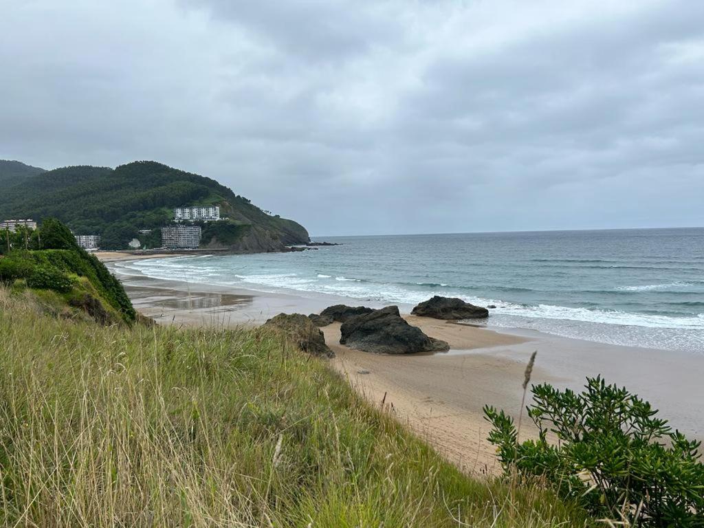 巴基奥Bakio Beach House的一片拥有岩石和海洋的沙滩