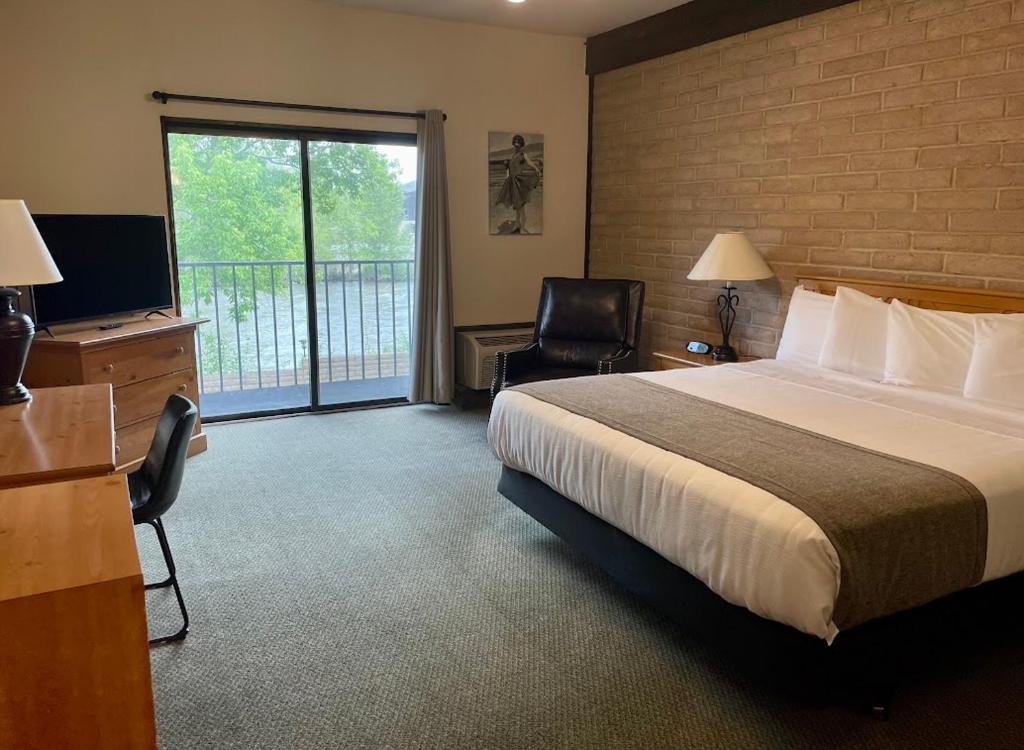 Salmon驿马酒店的酒店客房配有一张床、一张书桌和一台电视。