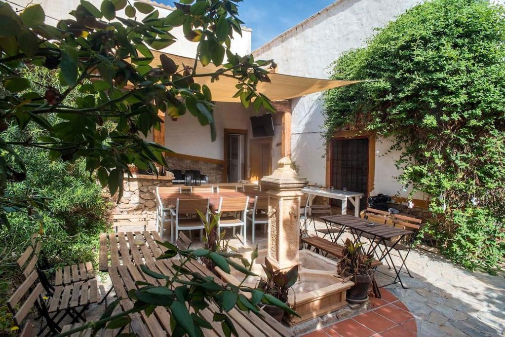 Cañada de GallegoOasis de Ifre的一个带桌椅的庭院和一座建筑