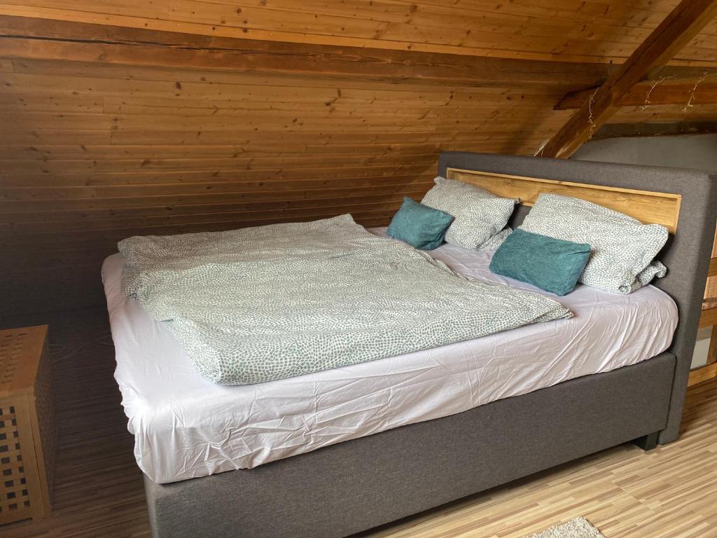 洪堡Haus Monika的一张带蓝色枕头的床