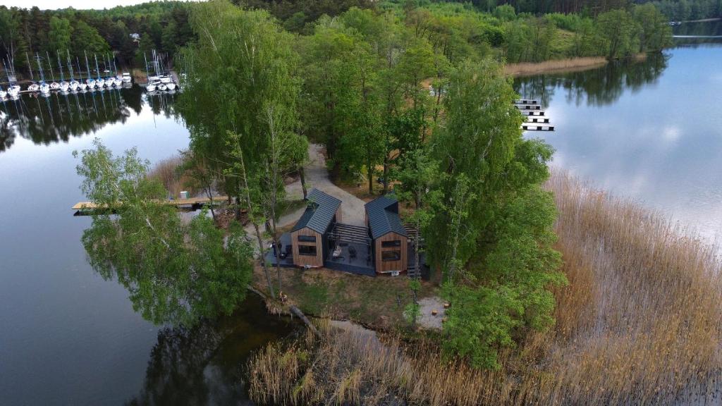 吉日茨科Tiny House - Osada Wilkasy的湖中小岛上的房屋