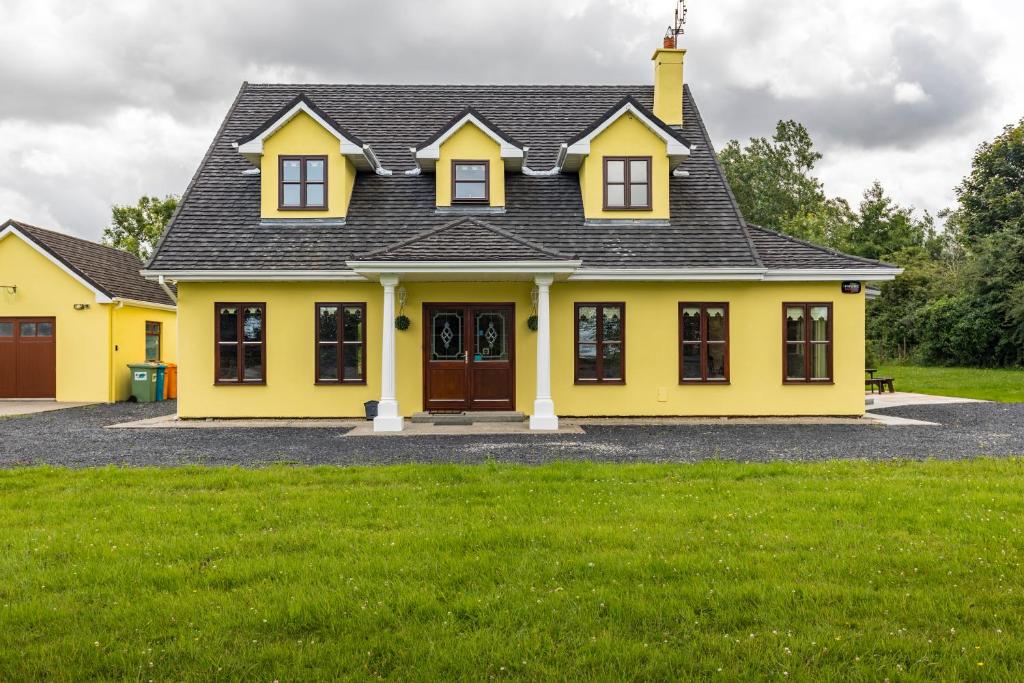 韦斯特波特Yellow House的黑色屋顶的黄色房子