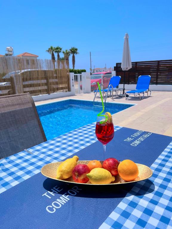 珊瑚湾3 Bedroom Coral Bay Beach Seaview Villa II Private Pool的桌上的水果盘和饮料