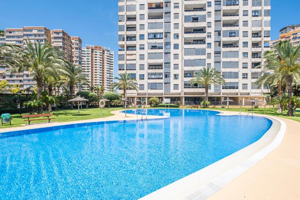 贝尼多姆Gemelos 26 Resort Apartment 9-C Levante Beach的大型公寓大楼前的游泳池