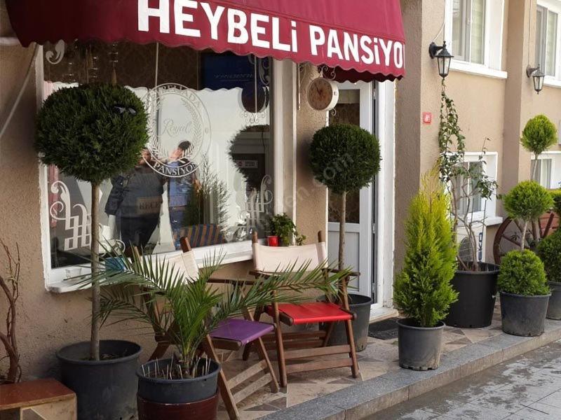 伊斯坦布尔Heybeliada Pansiyon的商店前的桌椅