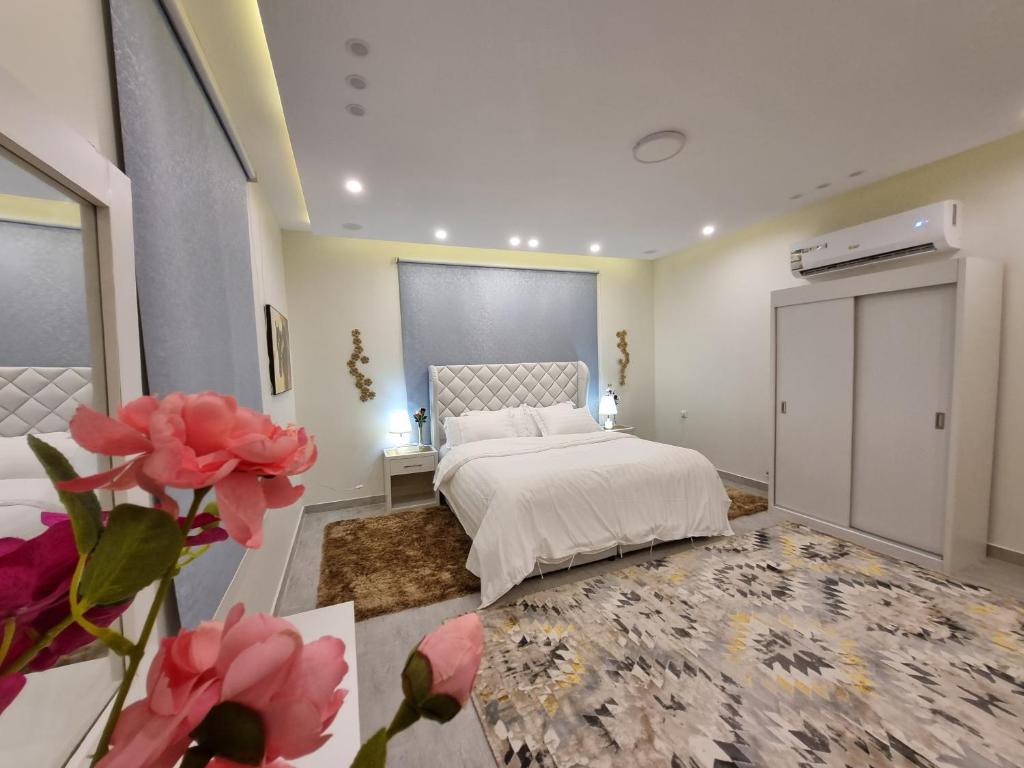 艾卜哈ملحق فخم جداً متكامل بسطح مستقل ومدخل مستقل的卧室设有白色的床和大窗户