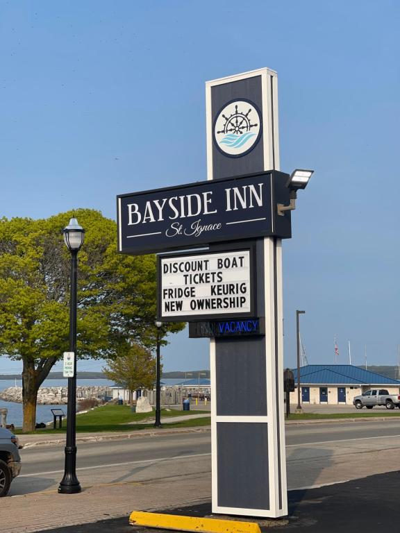 圣伊尼亚斯Bayside Inn的街边海湾旅馆标志
