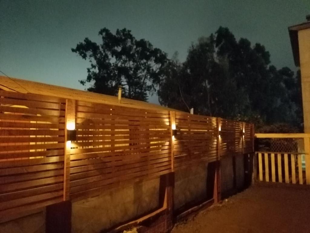 黑岛La estancia en la Isla的夜间有灯光的木栅栏