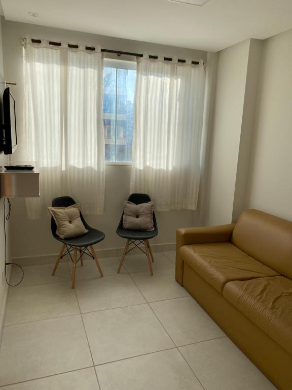 卡达斯诺瓦斯Everest Flat Service的客厅配有沙发和两把椅子