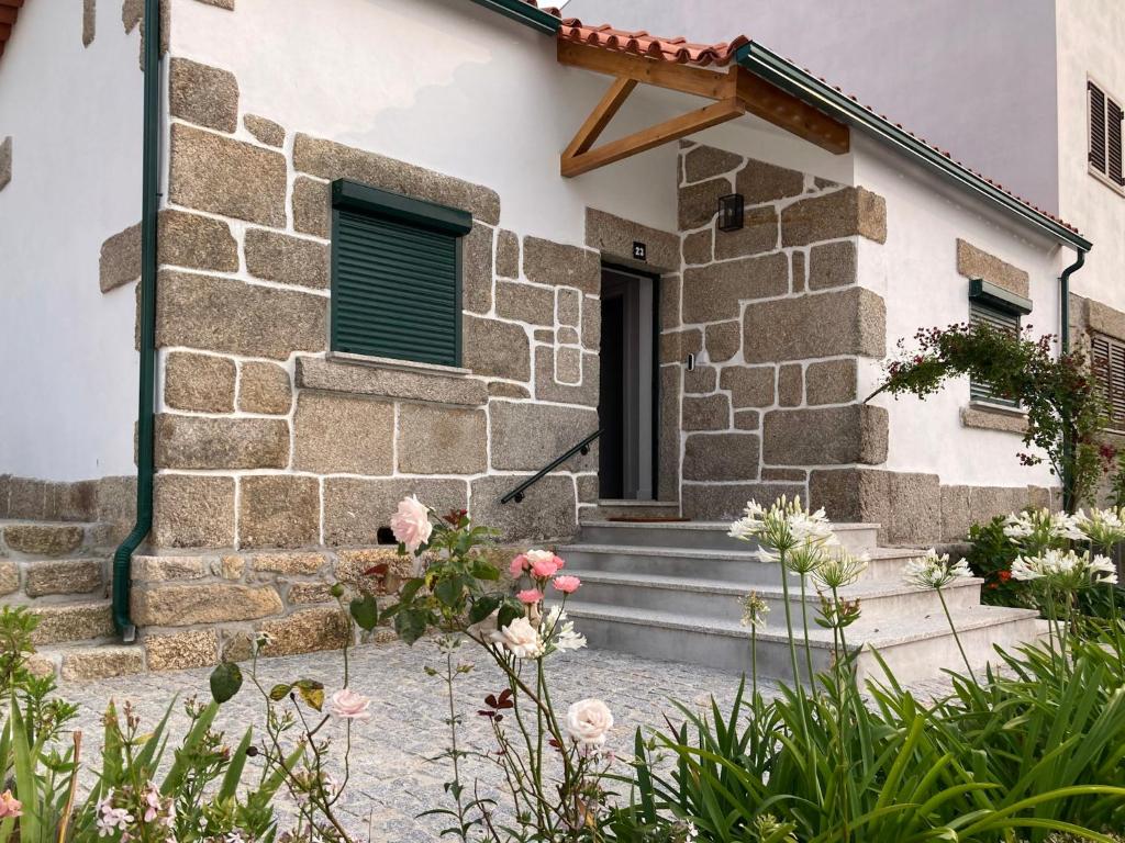 塞亚Casa do Bairro的石头房子,有楼梯通往门