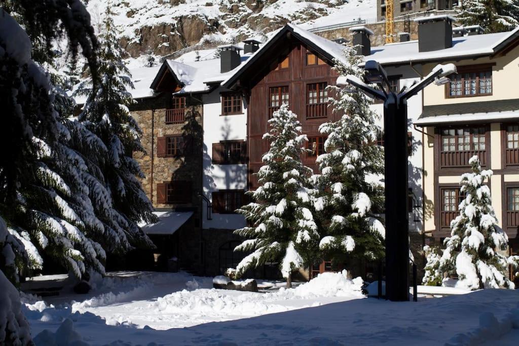 埃尔塔特El Tarter - Andorra的雪中有一棵圣诞树的房子
