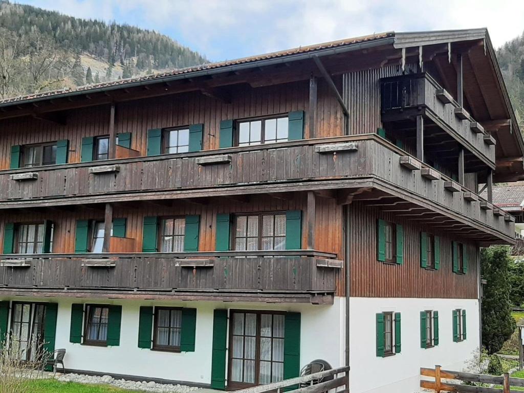 贝里斯泽尔Holiday home in Bayrischzell with sauna的一座木制建筑,上面设有一个阳台