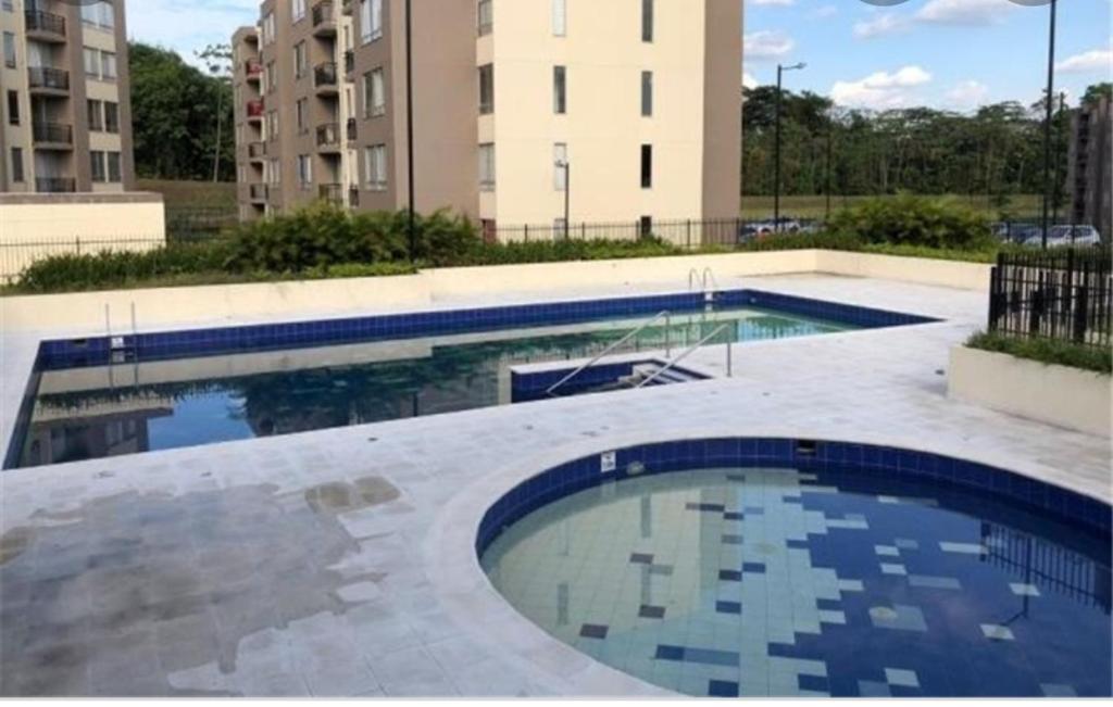 比亚维森西奥La Katiritaa的一座建筑物中央的游泳池