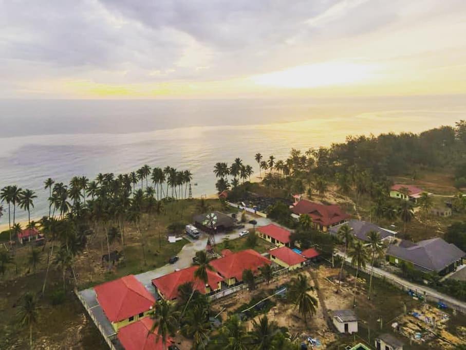 Kampong Pasir PutehMILLBROOK HOUSE TERENGGANU的海洋旁度假胜地的空中景致