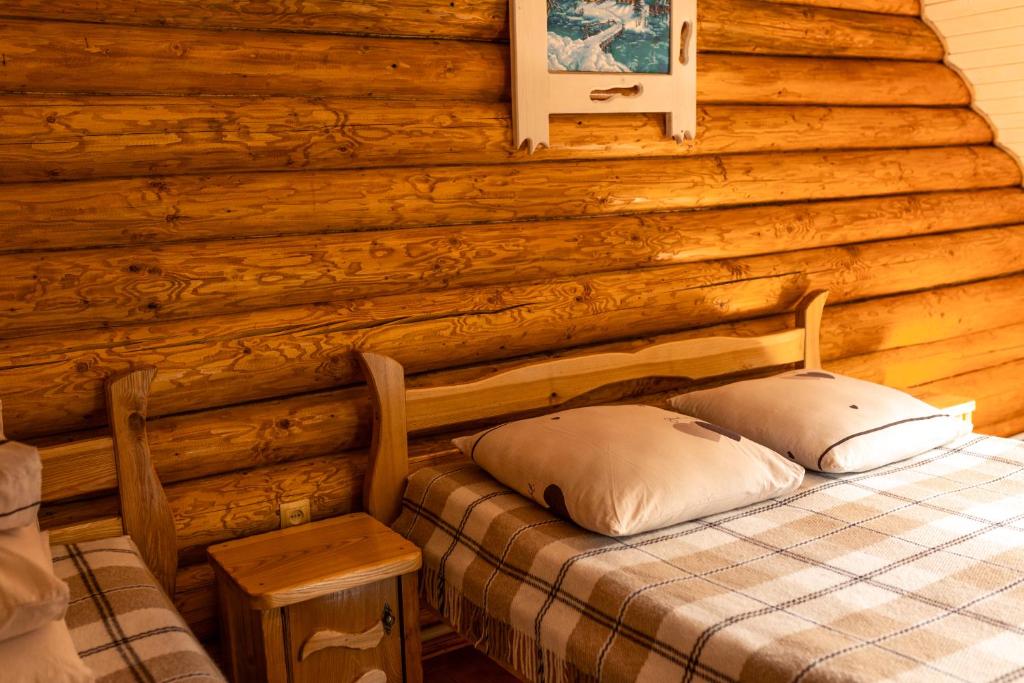 塞尼维斯卡波利亚纳Шепіт Карпат的小木屋内一间卧室,配有一张床
