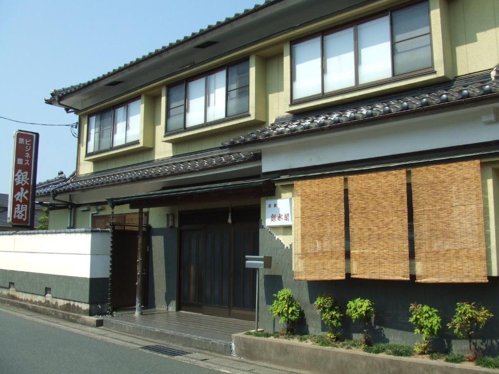 舞鹤市Ryokan Ginsuikaku - Vacation STAY 40409的街道边的建筑物
