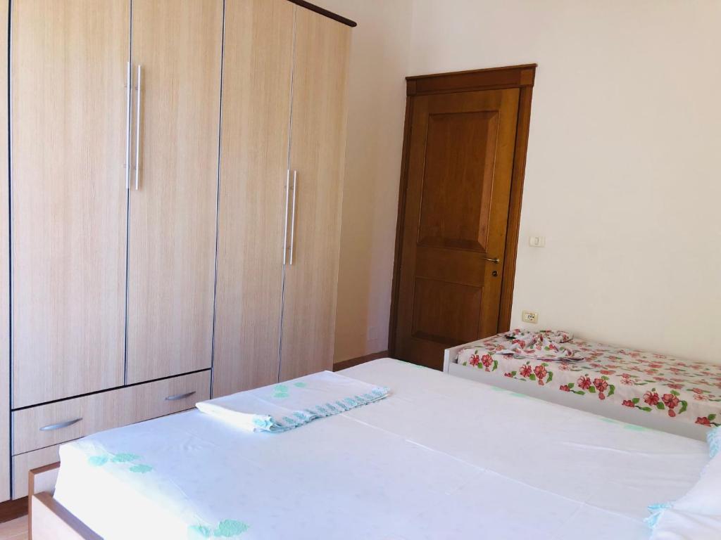 培拉特alexapartment的一间卧室配有一张床和一个木制橱柜