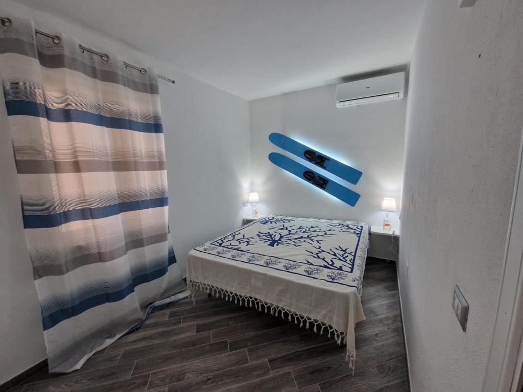 伊索拉迪卡波里祖托Casa De Santis - Roby e Fra al mare Cavallucci的小房间设有床和窗户