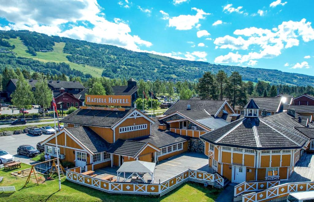 哈山Hafjell Hotell的享有度假胜地的空中景致,以山脉为背景