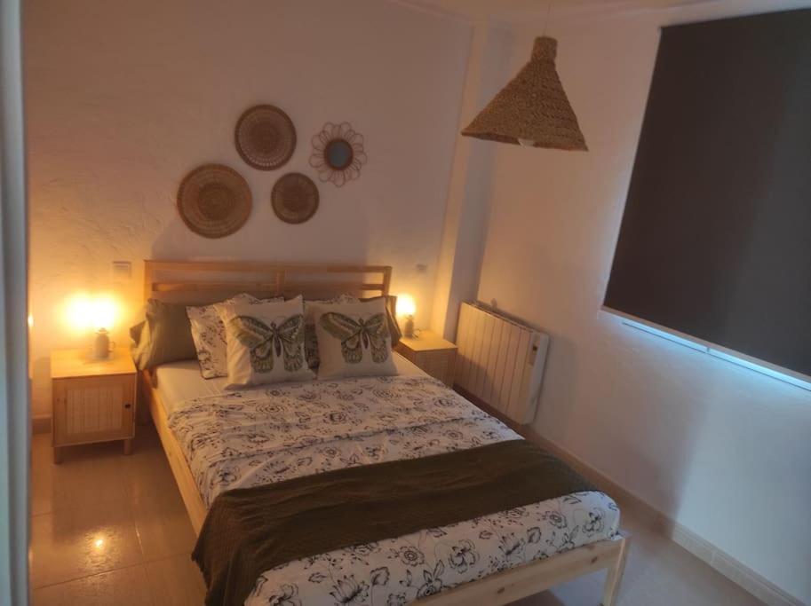 马德里Apartamento Costa de Madrid的一间小卧室,配有床和大窗户