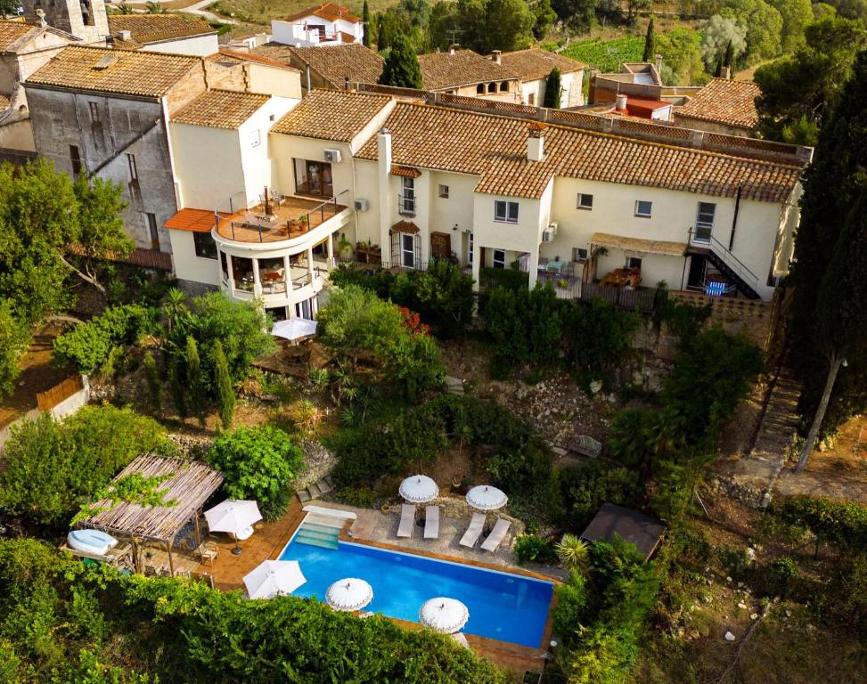 AvinyonetCal Mestre Casa Rural的享有带游泳池的房屋的空中景致