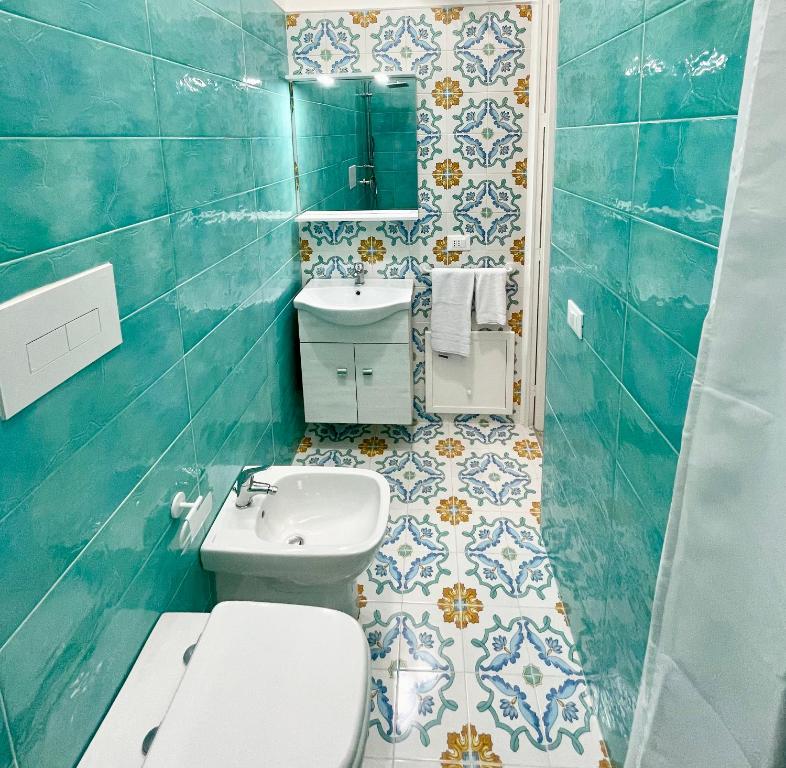 奇尼斯Conte125的蓝色的浴室设有卫生间和水槽