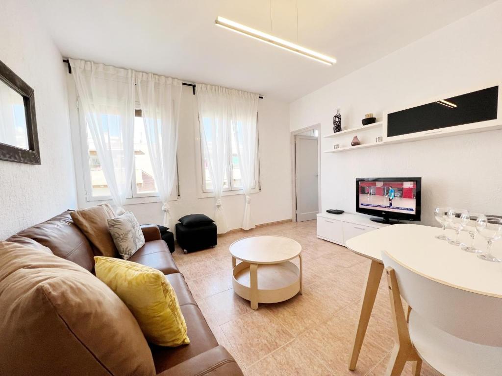 巴塞罗那Villa Olimpica Beach的带沙发和电视的客厅
