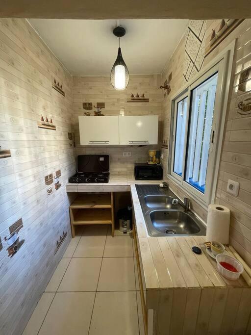 OuanganiMaison T3 75m2的一个带水槽和窗户的小厨房
