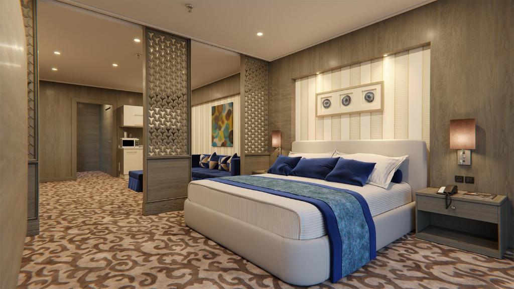 科威特AlHamra Hotel Kuwait的一间卧室配有一张带蓝色枕头的大床