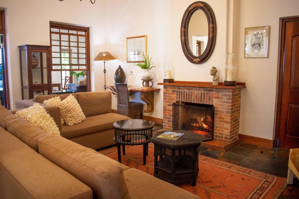 斯泰伦博斯五季宾馆的带沙发和壁炉的客厅