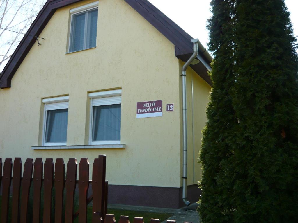 蒂萨菲赖德Holiday home Sellő Vendégház的房屋的一侧有标志