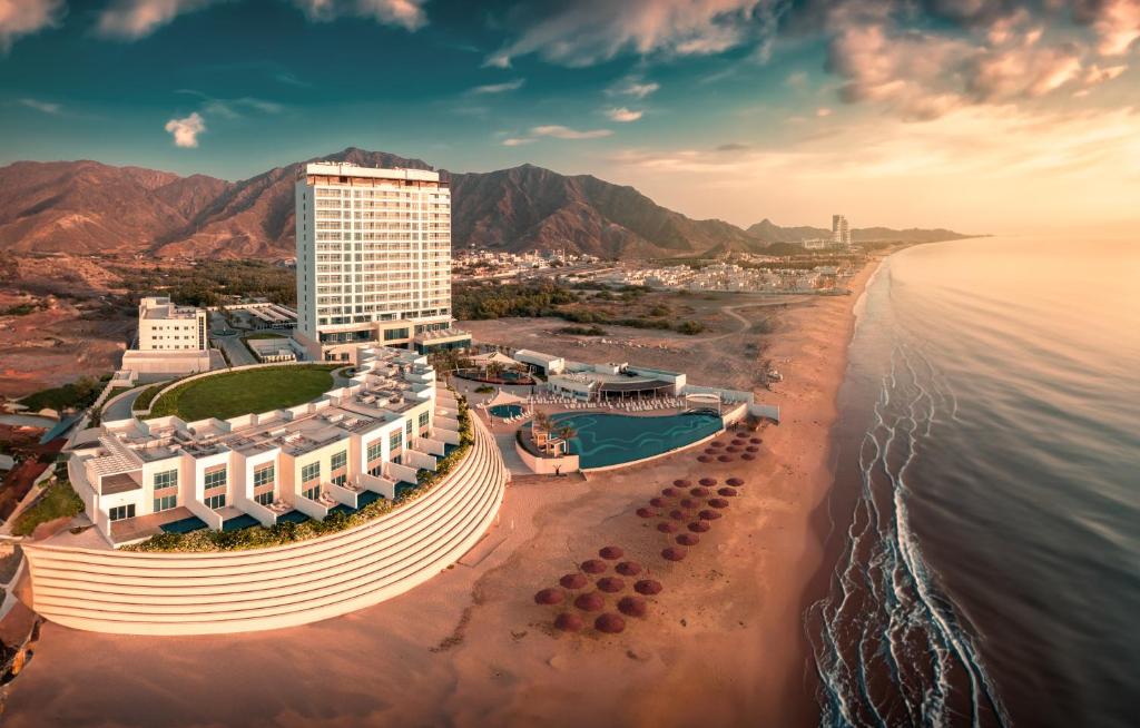 艾阿卡Royal M Al Aqah Beach Resort by Gewan的享有酒店和海滩的空中景致
