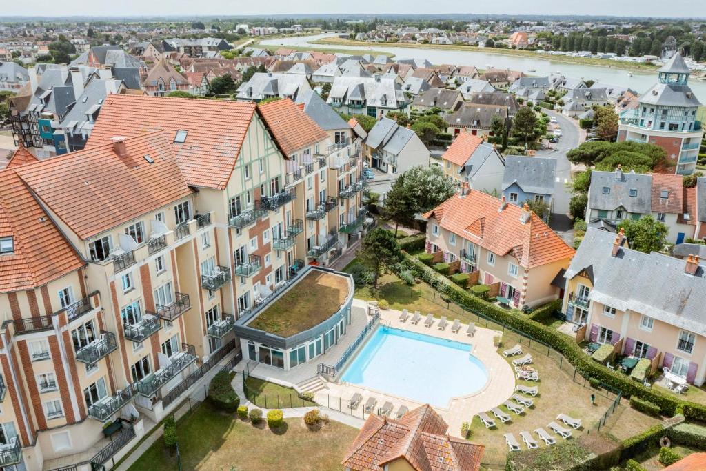 滨海迪沃吉列姆港皮埃尔度假公寓酒店的享有带游泳池的房屋的空中景致