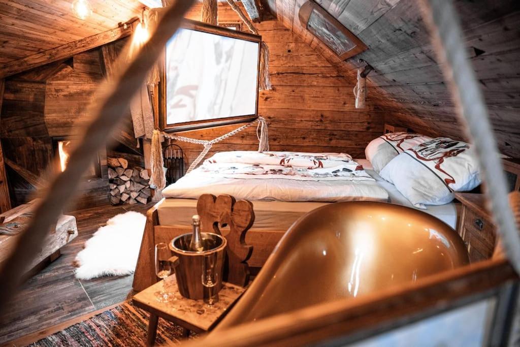 RamsauTroadkasten - Nationalpark Kalkalpen的小屋内带床和浴缸的房间