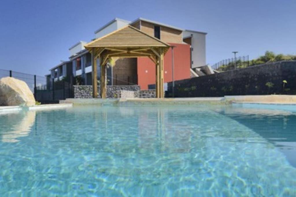 拉萨尔勒班LE LAGON La Saline Les Bains vue mer, piscine的一个带凉亭的大型水池